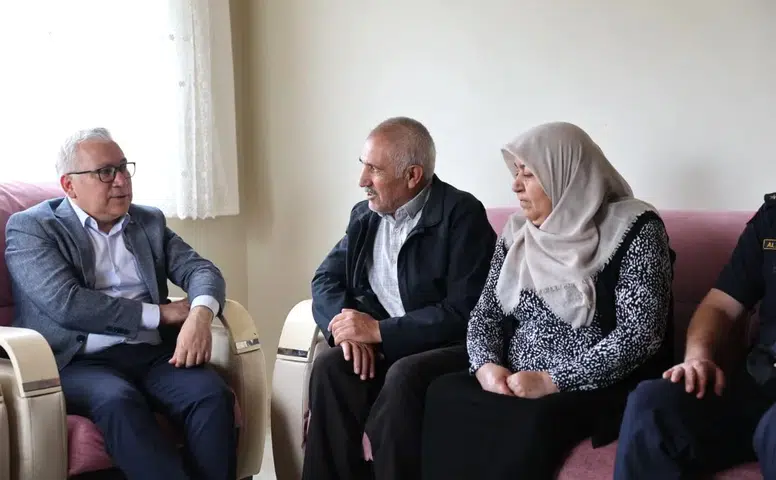 Sivas Valisi Yılmaz Şimşek'ten Şehit Musa Topaloğlu'nun Ailesine Anlamlı Ziyaret