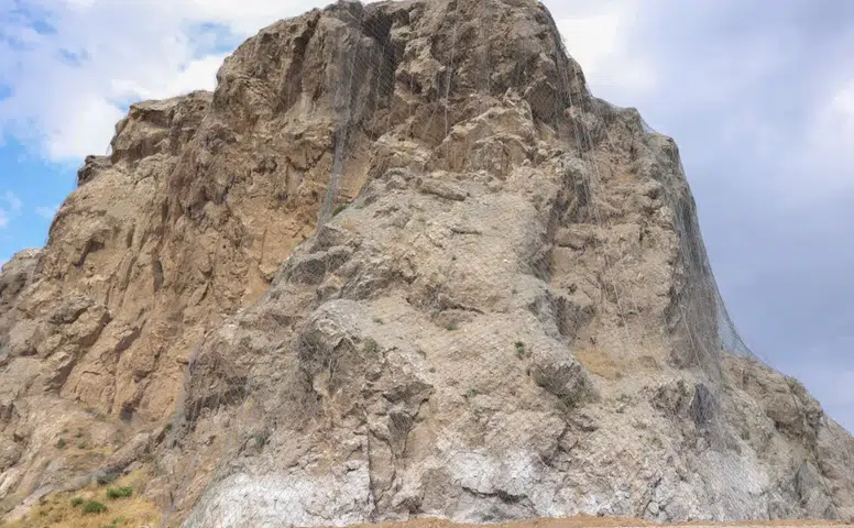 Yukarı Tekke'de Kaya Düşmesi Riskine Karşı Çalışmalar Sürüyor