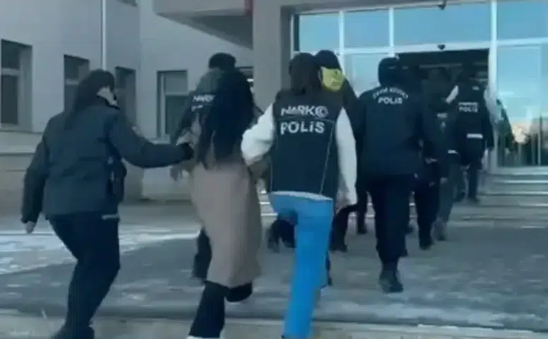 Sivas'ta Şafak Vakti Nefes Kesen Operasyon! Kutulardan Çıkanlar Şoke Etti