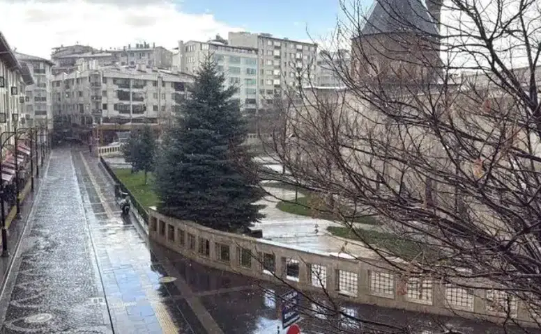 Sivas'ta Temmuz Ayında Sürpriz Hava! Yağmur Geldi, Isı Aniden Düş...