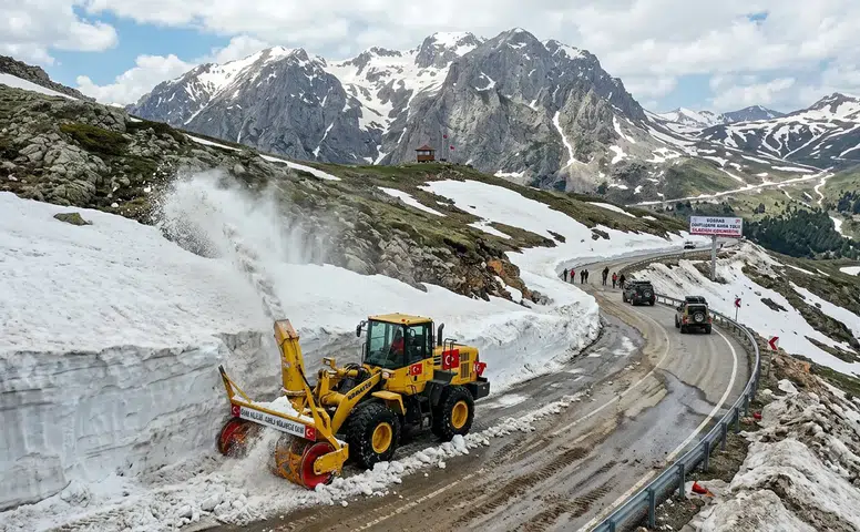 Kösedağ Yolunda Metrelerce Kar Temizlendi