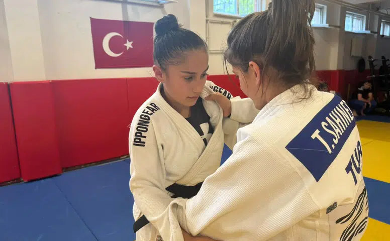 Sivaslı İkizler Dünyayı Sallamaya Gidiyor! Avrupa'yı Dize Getirdiler...