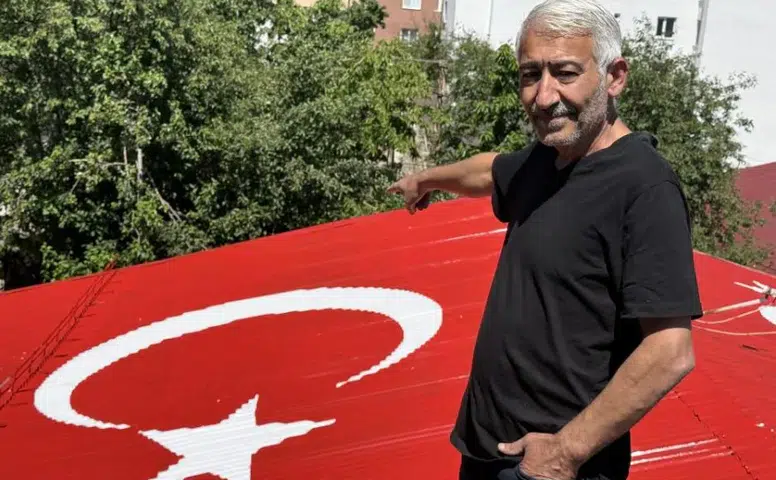 Sivas’ta Çatısına Türk Bayrağı Çizen Usta, Milli Gururunu Evinin Üzerinde Yaşatıyor