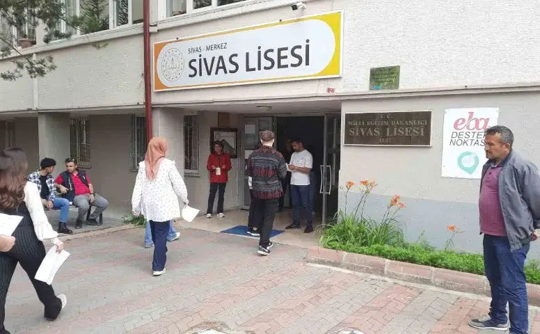 Sivas Lisesi Yenilenme Sürecine Girdi: Eğitim Geçici Olarak Elçibey İmam Hatip Ortaokulu'nda Devam Edecek