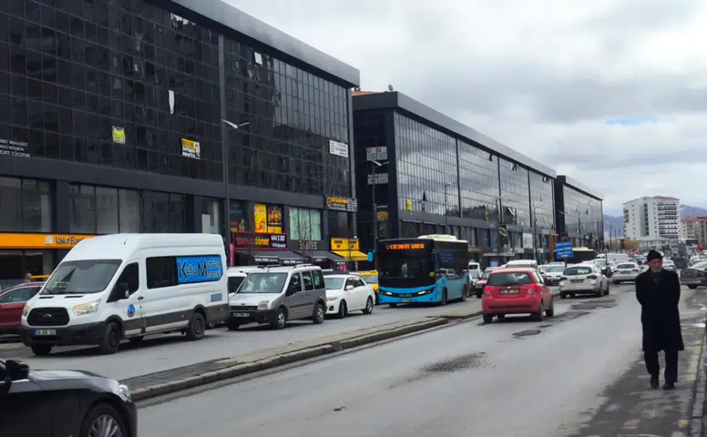 Sivas'ta Sürücüler Çıldırdı! İstanbul Trafiğini Aratmıyor, Kilitlendi...