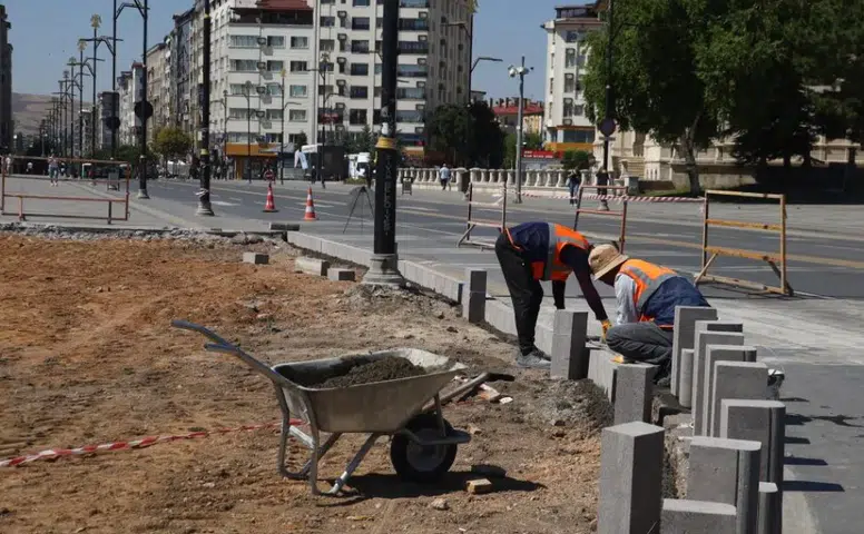Sivas’ta Kaldırımlar Şiirle Yenileniyor: Halk Ozanlarının Sözleri Taşlara İşlendi