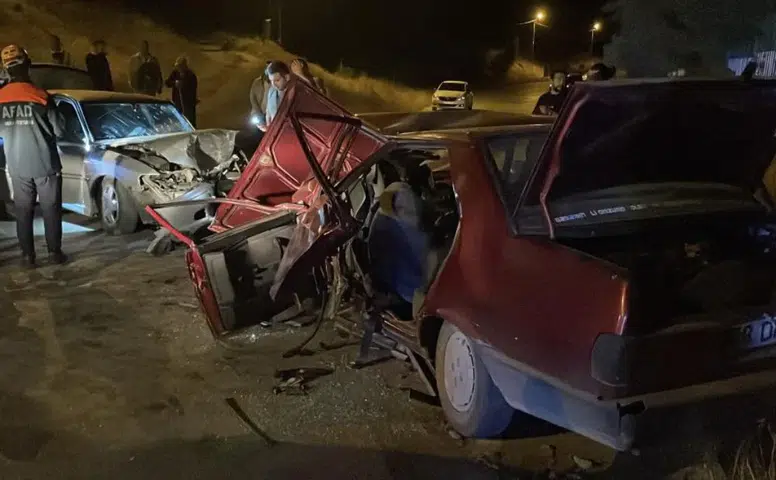 Sivas'ta İki Otomobil Kafa Kafaya Çarpıştı