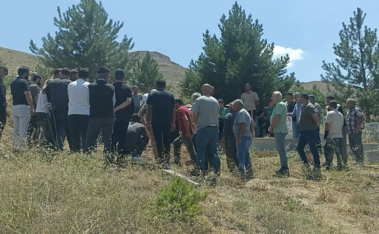 Gürün'de Gözyaşları Sel Oldu! Doğa Fotoğrafçısı Son Yolculuğuna Uğurlandı