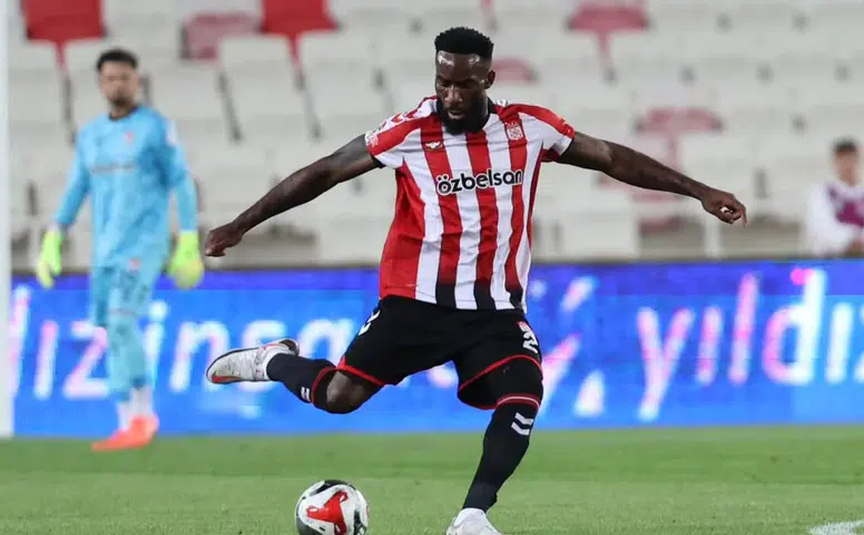 Sivasspor'da Flaş İmza! Defansın Bel Kemiği 2 Yıl Daha Takımda Kaldı...