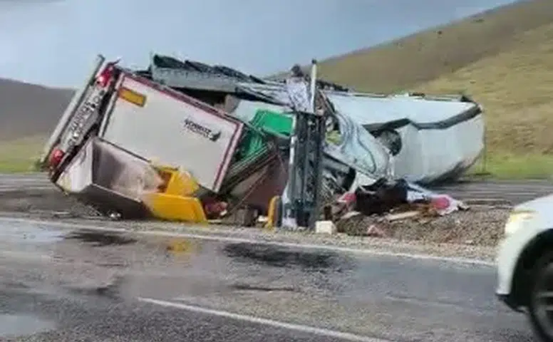 Sivas'ta Tır Devrildi