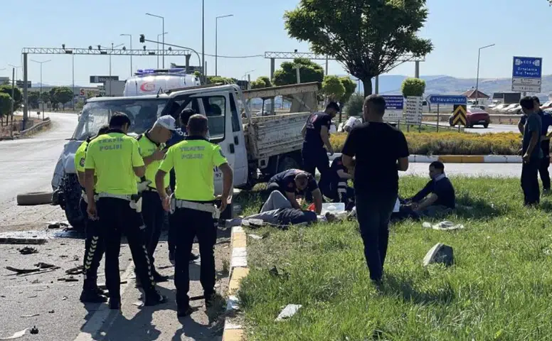 Sivas'ta kamyonetler çarpıştı: 5 yaralı