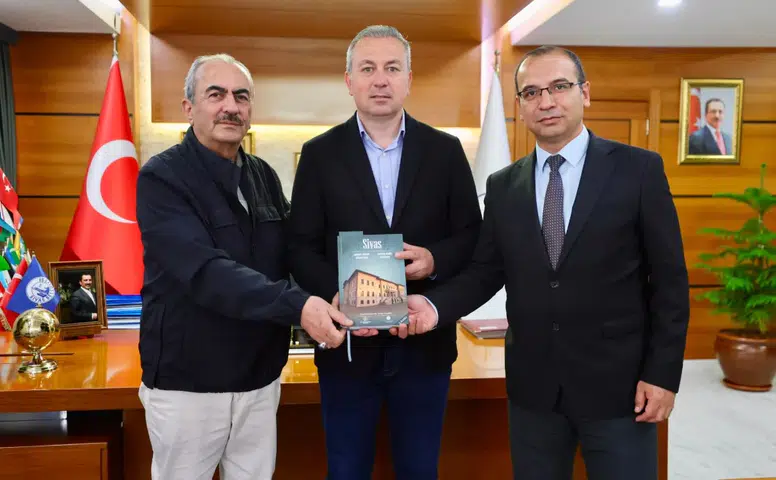 Sivas’ın Kültürel Değerlerini Anlatan Kitabın İkinci Baskısı Başkan Uzun’a Takdim Edildi