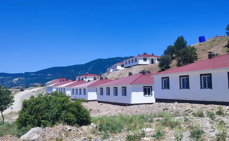 Teslim Edilmeden Çatladı, Köylü İcralık Oldu! Koyulhisar’daki Afet Konutlarında Tepki Büyüyor