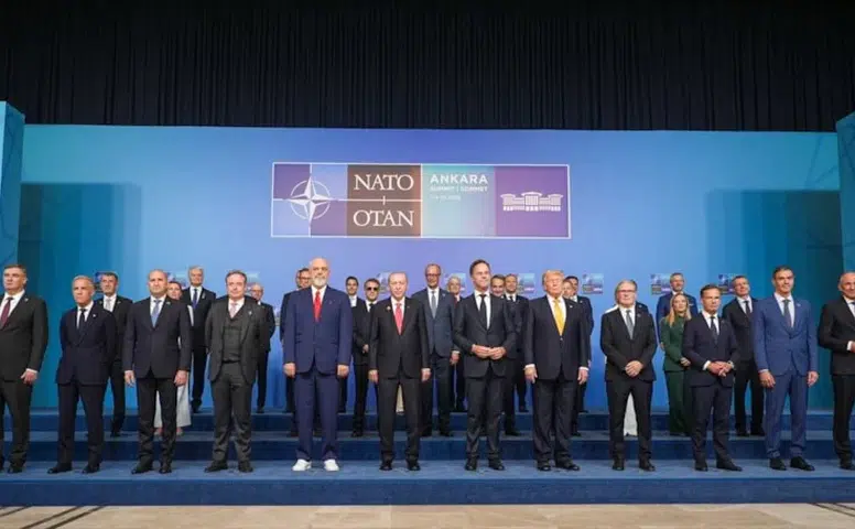 NATO Zirvesi'nde aile fotoğrafı çektirildi