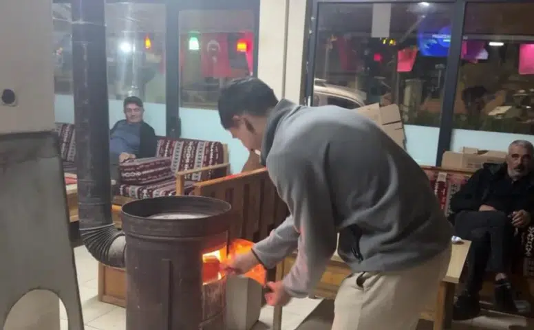Sivas’ta Yaz Ortasında Soba Yakıyorlar! Gündüz Tişört, Akşam Kalın Mont