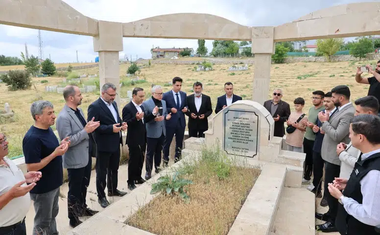 Sivas'ta Vali Şimşek'ten Aşık Ruhsati'nin Kabrine Ziyaret