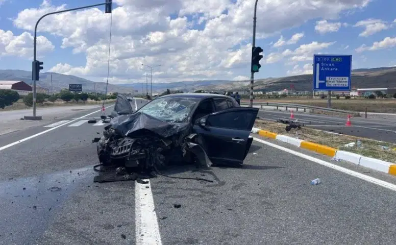 Sivas Yolunda Korkutan Kaza: Otomobil Direklere Çarptı