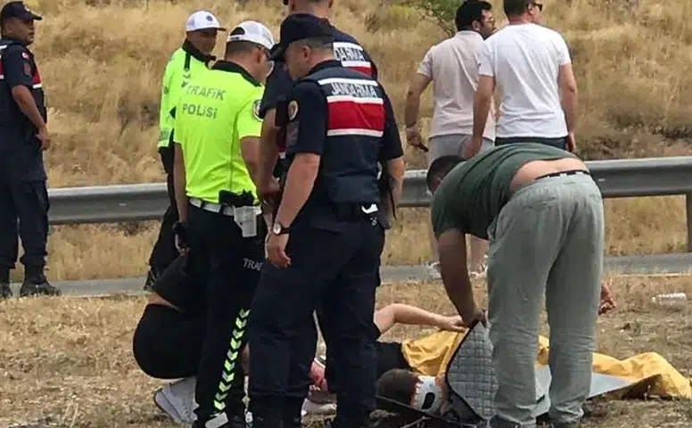 Sivas'ta Gurbetçi Ailenin İçinde Olduğu Araç Devrildi! 1'i Ağır 8...