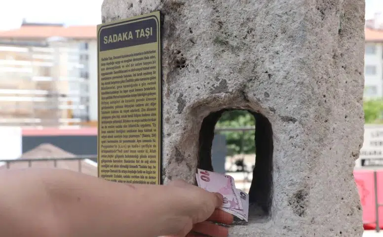 Sivas'taki Tarihi Sadaka Taşı Unutulmaya Yüz Tutuyor