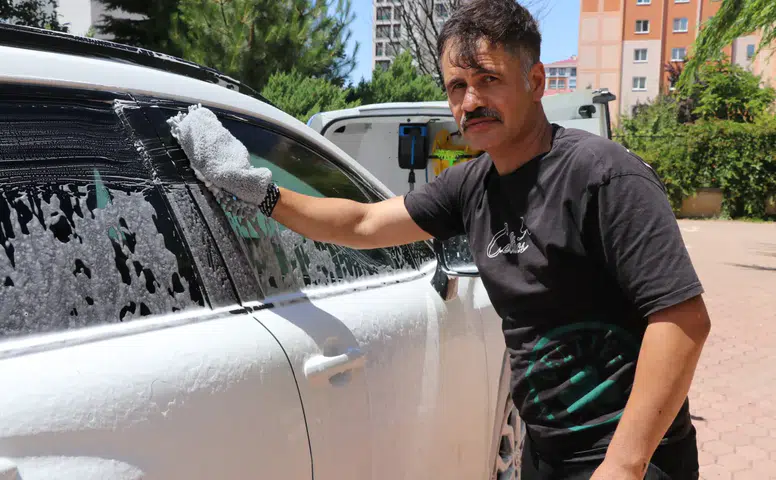 Sivas'ta Akılalmaz Girişim Dükkanı Kapattı Aracını Bakın Ne Yaptı