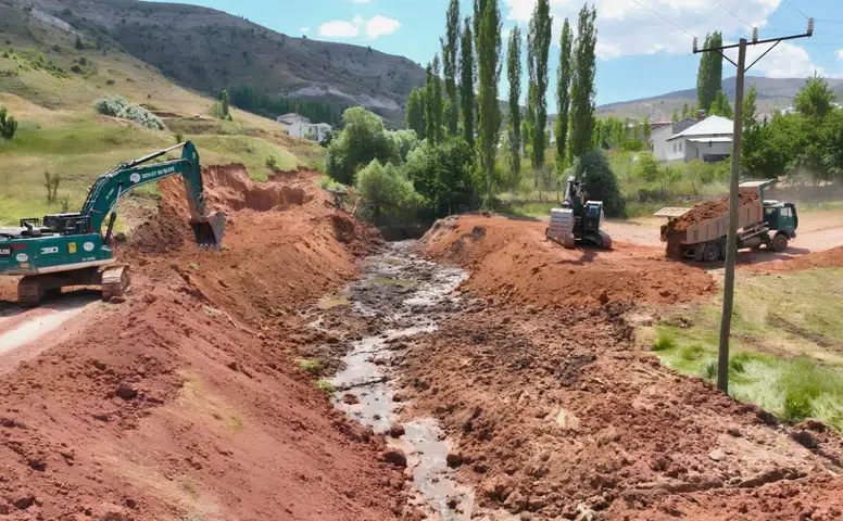 DSİ'den Şarkışla Beyyurdu Köyü'nde Taşkın Riskine Karşı Dere Islahı Çalışması
