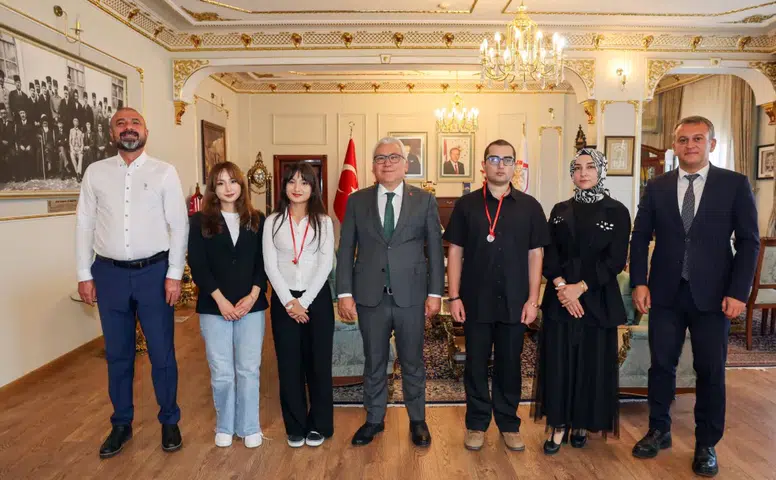 Sivas’ın Başarılı Öğrencileri Vali Şimşek’i Ziyaret Etti