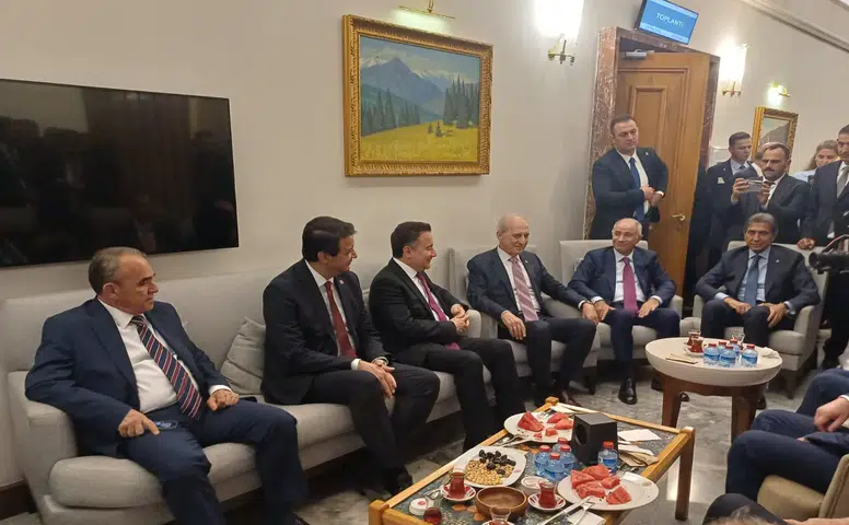 Kurtulmuş’tan Meclis kulislerine sürpriz ziyaret