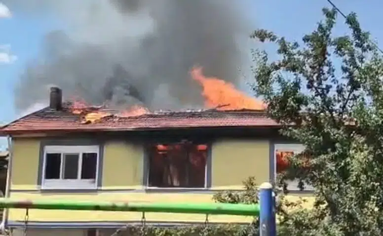 Afyon'da Korkutan Alevler! Alevler Arasında Kalan Ev Kül Oldu