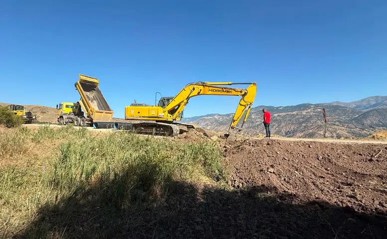 Koyulhisar’da Köy Yolları ve Altyapı Çalışmaları Sürüyor
