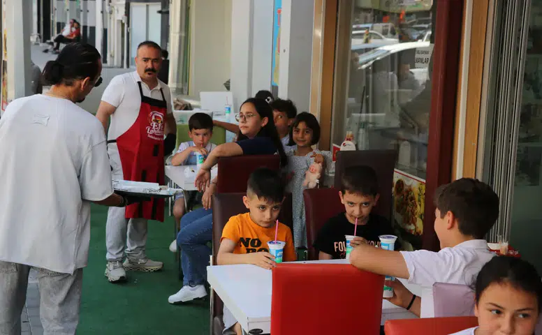 Sivaslı Esnaftan Adana'daki Olay Tepkisi: Çocuklara Bedava Lahmacun!