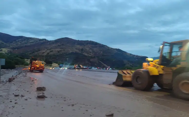 Koyulhisar’da Sel ve Heyelan: Kapanan D-100 Yolu Yeniden Açıldı