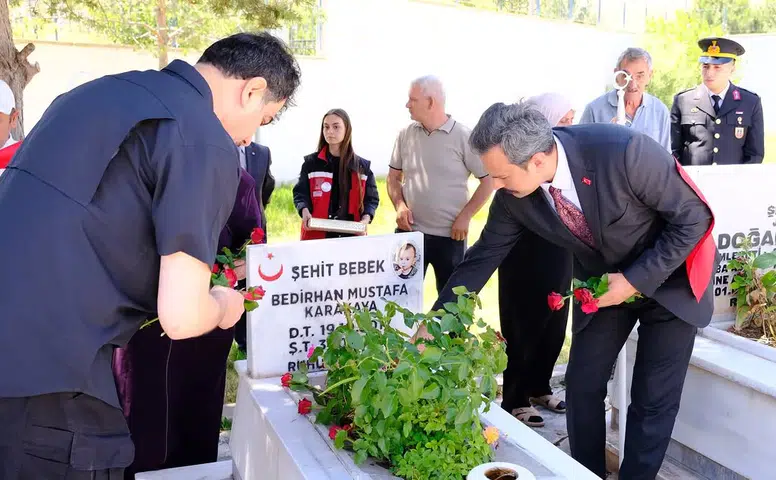 Şarkışla'da Duygu Dolu Anlar Şehit Bedirhan Bebek Kabir Başında Anıldı