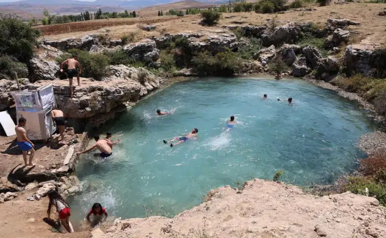 Sivas’ta Kuruyan Uyuz Gölü Yeniden Canlandı: Ziyaretçi Akını Başladı