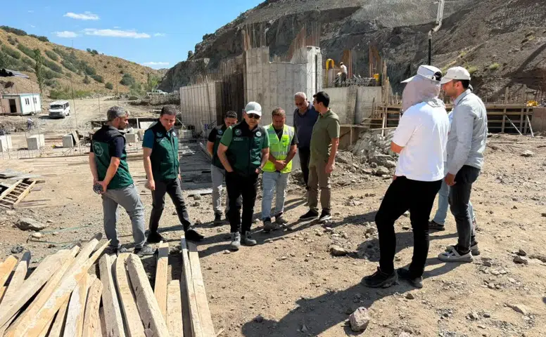 DSİ Bölge Müdürü Aslan, Hafik Koç Regülatörü İnşaatında İncelemelerde Bulundu