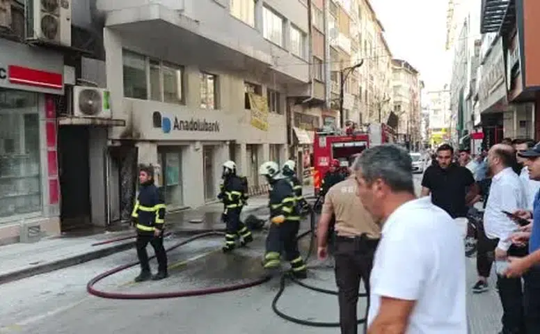 Sivas’ta ATM Yangını Paniğe Neden Oldu: Alevler Binaya Sıçradı!