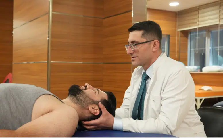 Gençlerde “Boyun Düzleşmesi” Alarmı: Yanlış Duruş Sessiz Tehlike