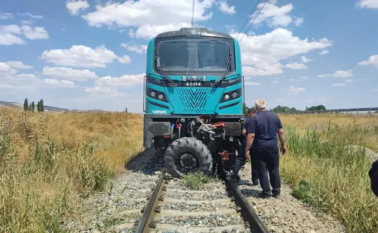 Şarkışla’da Hemzemin Geçitte Kaza: Yük Treni Traktöre Çarptı!