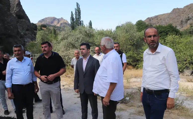 Suşehri’nde Köy Yollarında Asfalt Çalışmaları Sürüyor