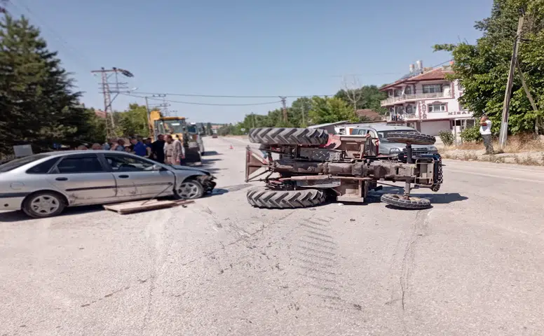 Otomobilin çarptığı traktör yan yattı