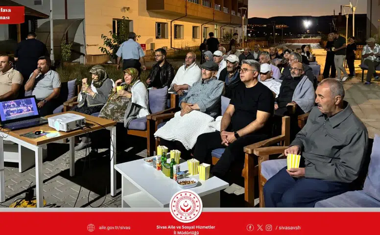 Sivas Huzurevinde Yeşilçam Nostaljisi: Açık Hava Sineması Etkinliği Düzenlendi