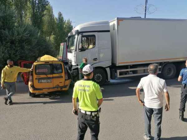 Kırmızı ışıkta geçmek 4 canı hayattan kopardı