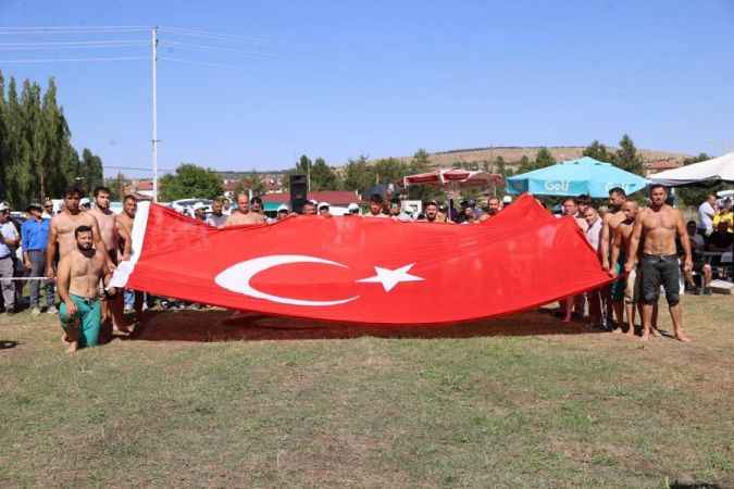 Dereceye giren güreşçilerin madalyaları Vali Şimşek’ten