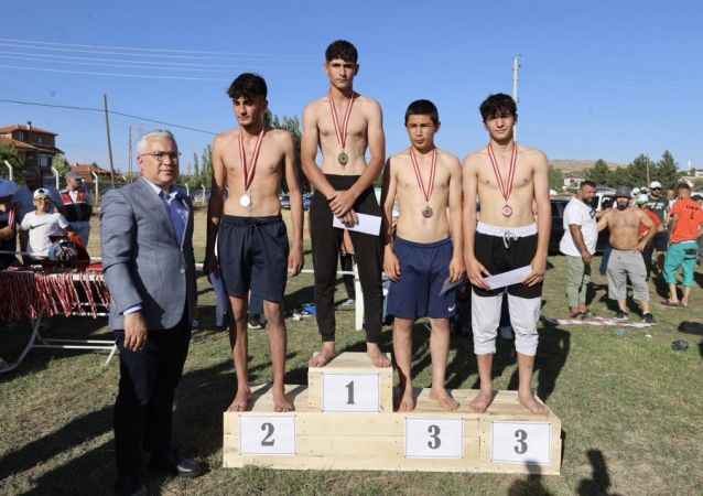 Dereceye giren güreşçilerin madalyaları Vali Şimşek’ten