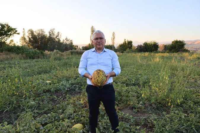 Sivas Valisi Şimşek, çiftçiyi yalnız bırakmıyor