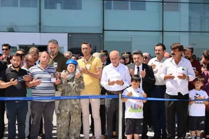 Sivas şehidine ağlıyor