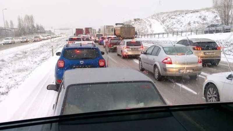 Ankara'da Kar Yağışı Trafiği Felç Etti: Elmadağ ve Ankara-Kırıkkale Yolu Etkilendi 1