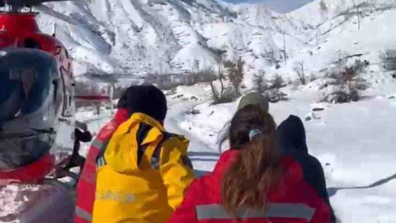 Kar Altında Kritik An: Lice'de Ambulans Helikopter Müdahalesi 1