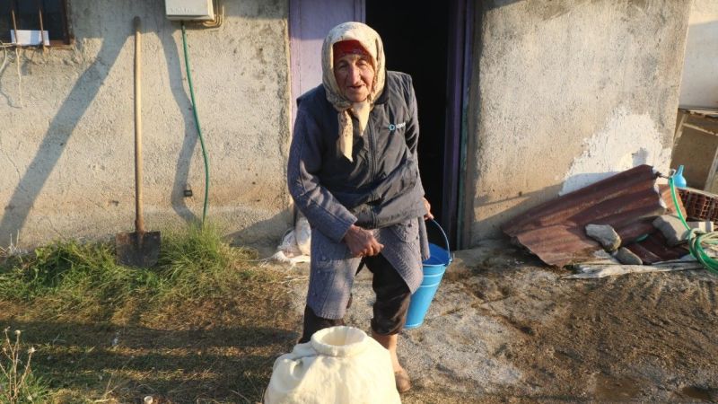 Erzincan'ın Kahraman Ninesi: 40 Yıldır Her Sabah 04:00'da Hayvanlarına Bakıyor 6