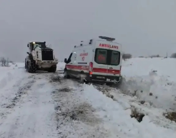 Malatya Büyükşehir Belediyesi, Kar Yağışında Mahsur Kalan Ambulansı Kurtardı 1