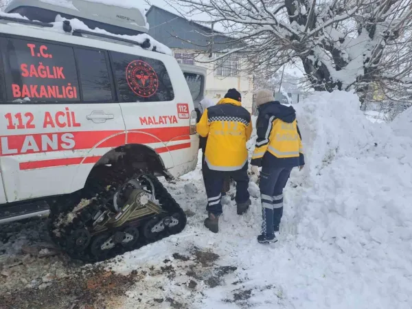 Malatya Büyükşehir Belediyesi, Kar Yağışında Mahsur Kalan Ambulansı Kurtardı 2